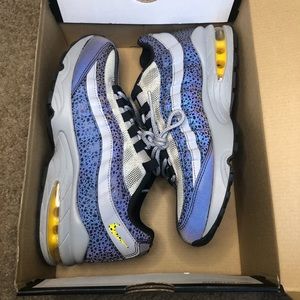 Size 7Y Nike Air Max Reflectors